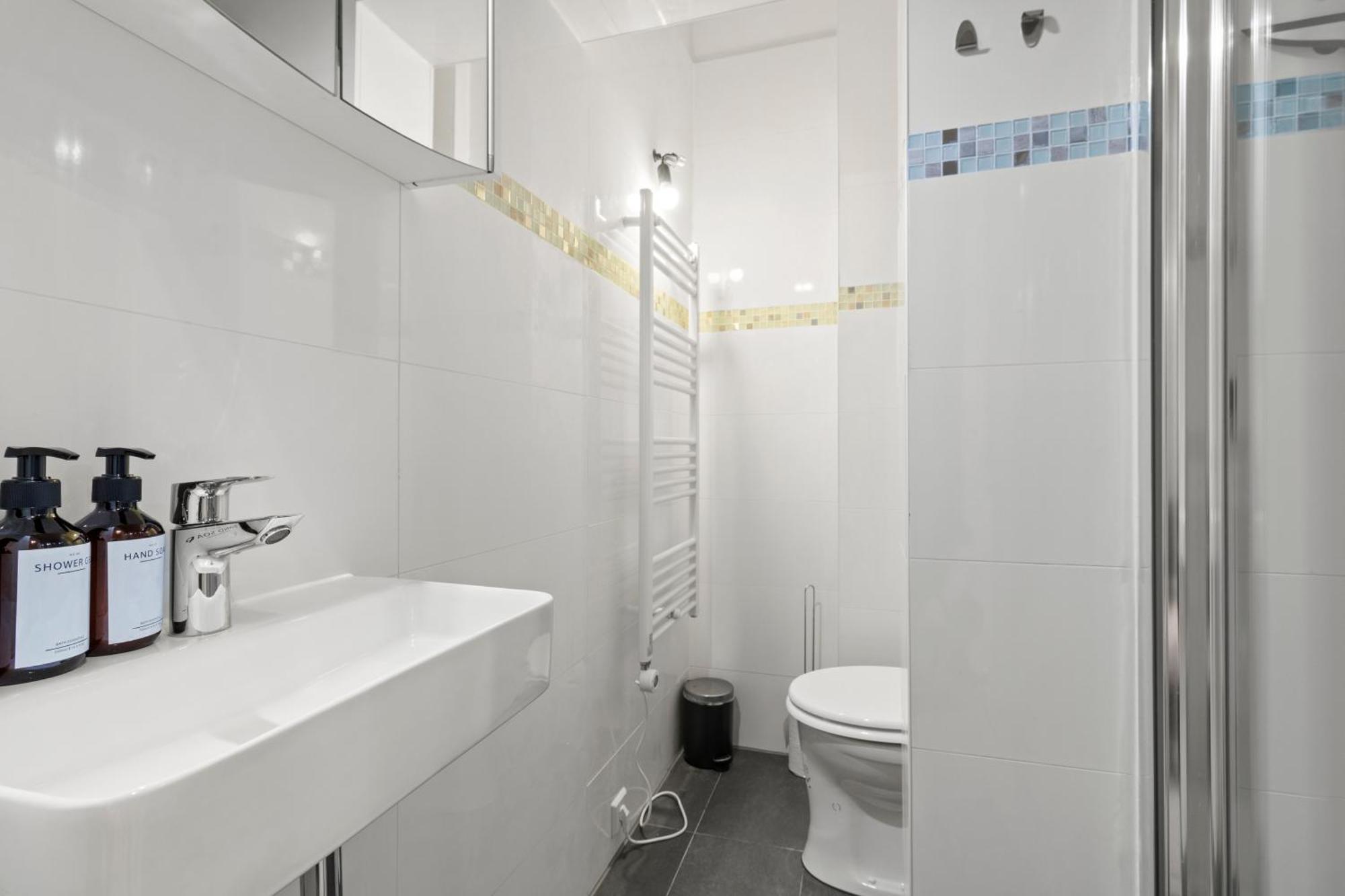 Apartment Double King Bed Home,netflix, Highspeed Wifi *